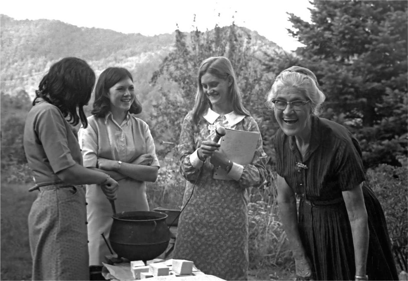 Pearl Martin teaches Foxfire students how to make soap. Image courtesy of the Foxfire Center.