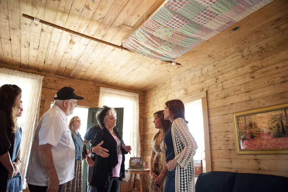 Joanne Cash Yates, sister of Johnny Cash, describes growing up on the Dyess Colony to visitors. Image courtesy of Heritage Sites at Arkansas State University.