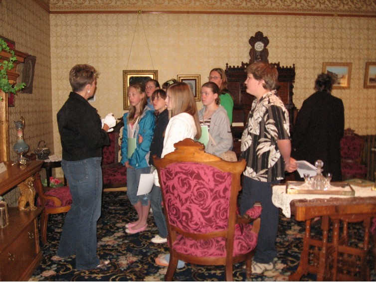Joney Wilmot giving a tour to Junior High students training to become Junior Docents. Photo Courtesy of Laramie Plains Museum.
