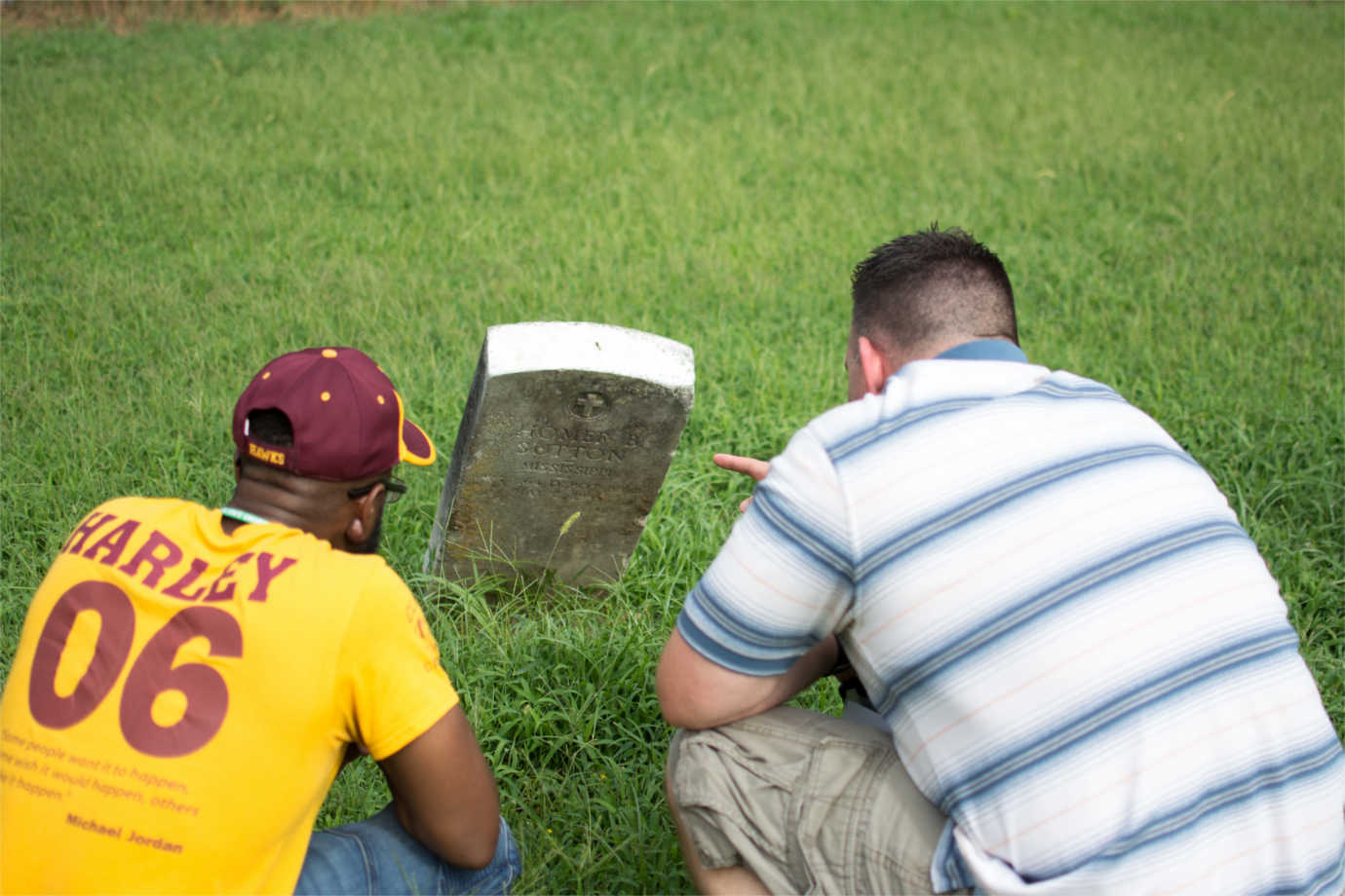 Teachers view a tombstone at the Live Oak Cemetery, a historic African American burial ground in Greenville, Mississippi. Image courtesy of the Delta Center for Culture and Learning at Delta State University.